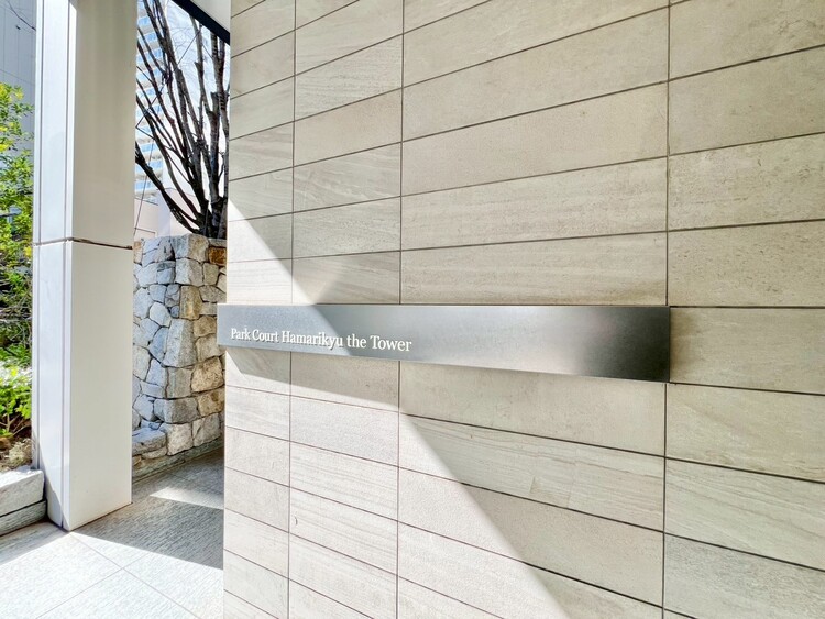 その他 スタイリッシュなエンブレム。お洒落なマンションは入り口から。