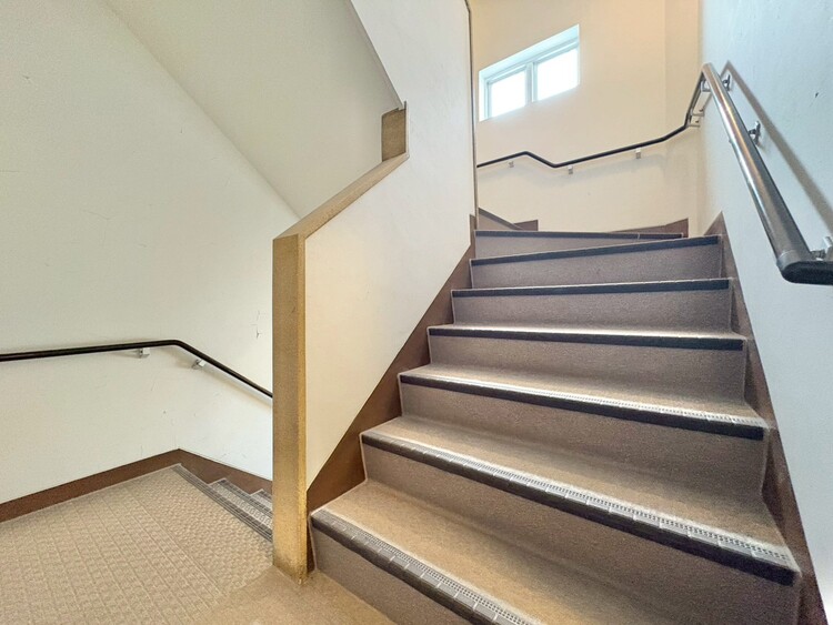 その他 共用部の階段です。明るく清潔に管理されています。
