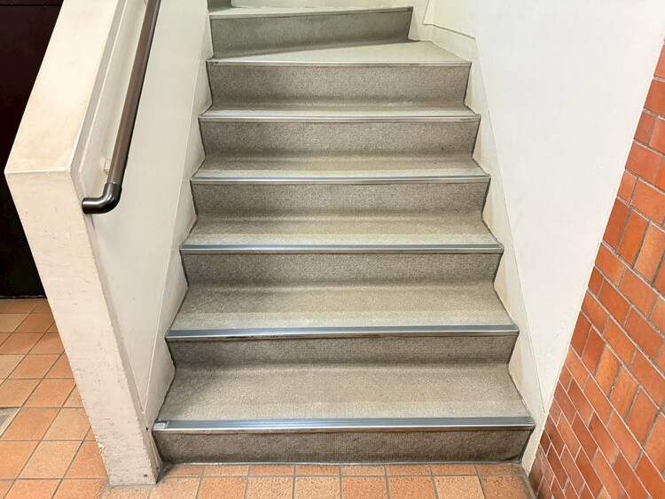 その他 共用部の階段です。明るく清潔に管理されています。