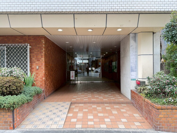 その他 上質感漂う玄関アプローチです。