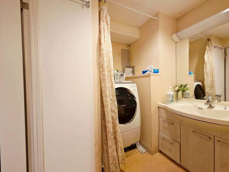 その他 清潔感を感じられる洗面化粧台。