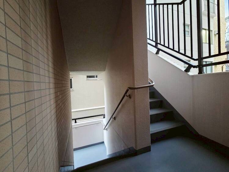その他 共用部の階段です。明るく清潔に管理されています。