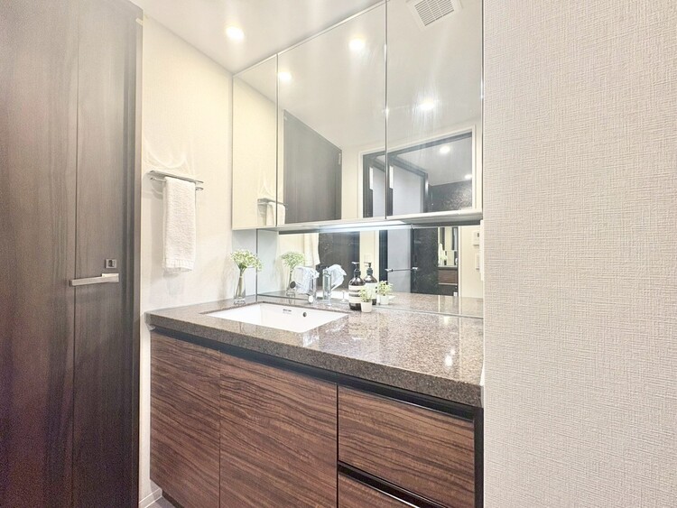 その他 清潔感を感じられる洗面化粧台。