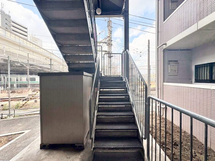 その他 共用部の階段です。明るく清潔に管理されています。