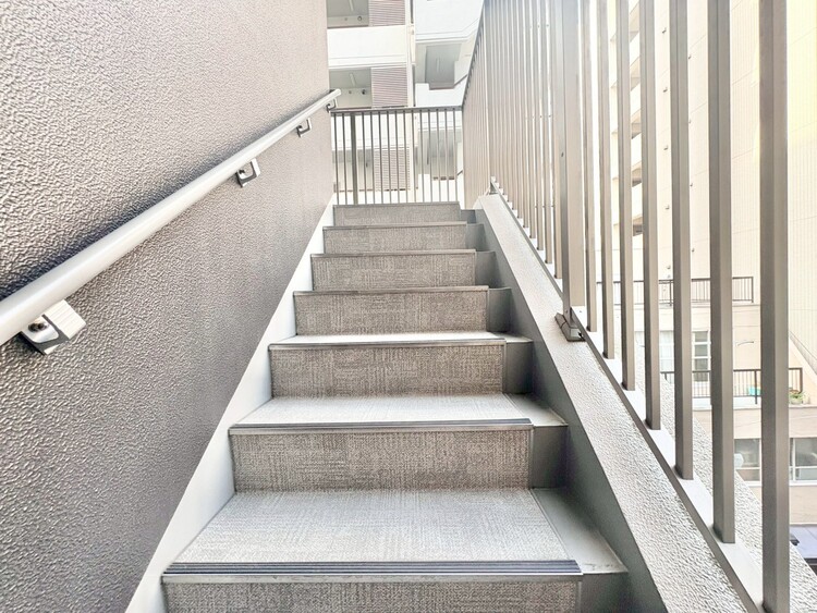 その他 共用部の階段です。明るく清潔に管理されています。