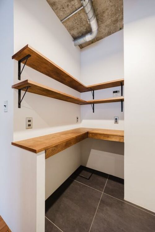 キッチン 【キッチン】キッチン後ろのカウンター、収納棚。コンセントもしっかり設置してあります。