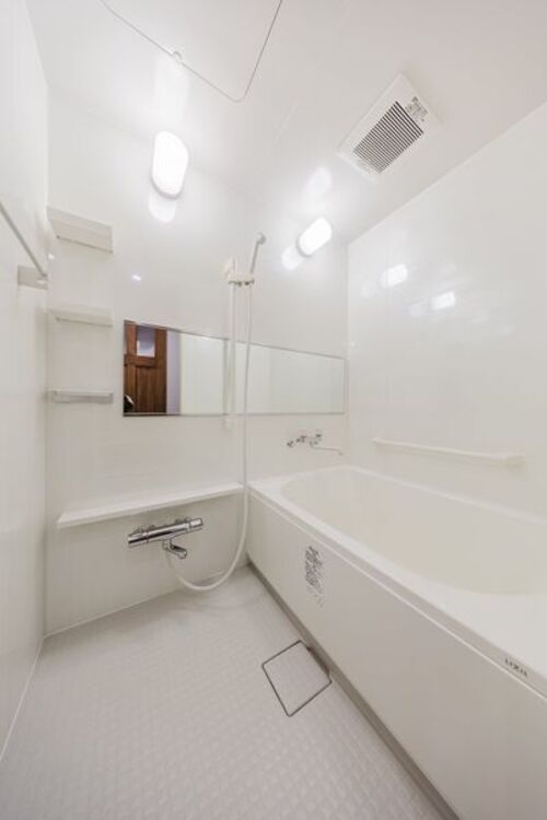 風呂 【バスルーム】浴室乾燥機がついているので、お天気に左右されずに洗濯物を乾かすことができます。