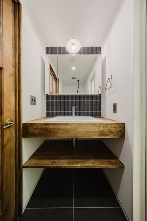 洗面 【洗面室】嬉しい三面鏡は収納力も兼ね備えています。