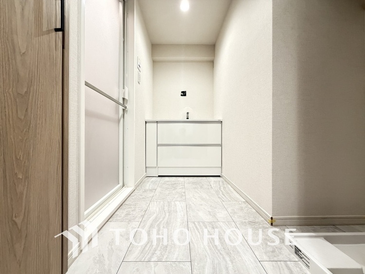 洗面 新規設置の洗面化粧台。収納豊富で使い勝手の良い3面鏡です