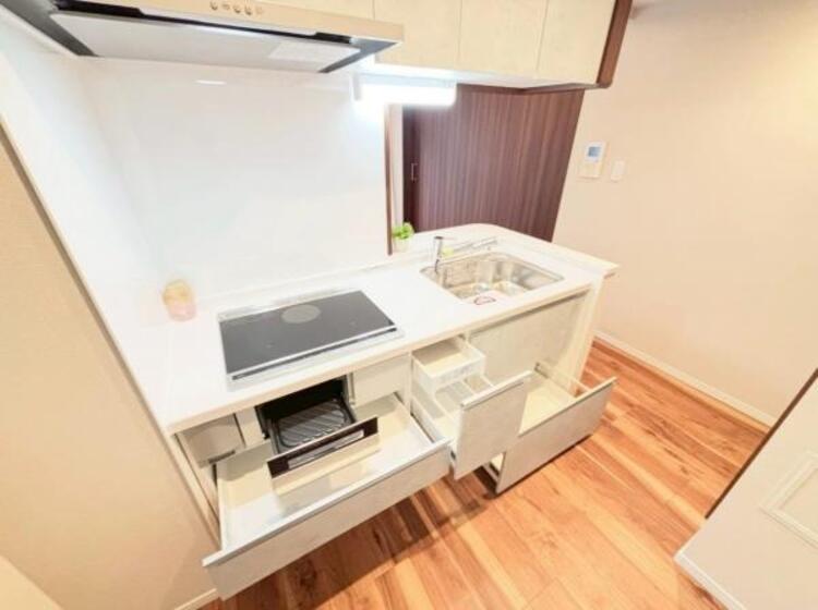 キッチン 広々とした対面式キッチンスペース。浄水器が付き、収納力もあるキッチンはお料理が捗ります。