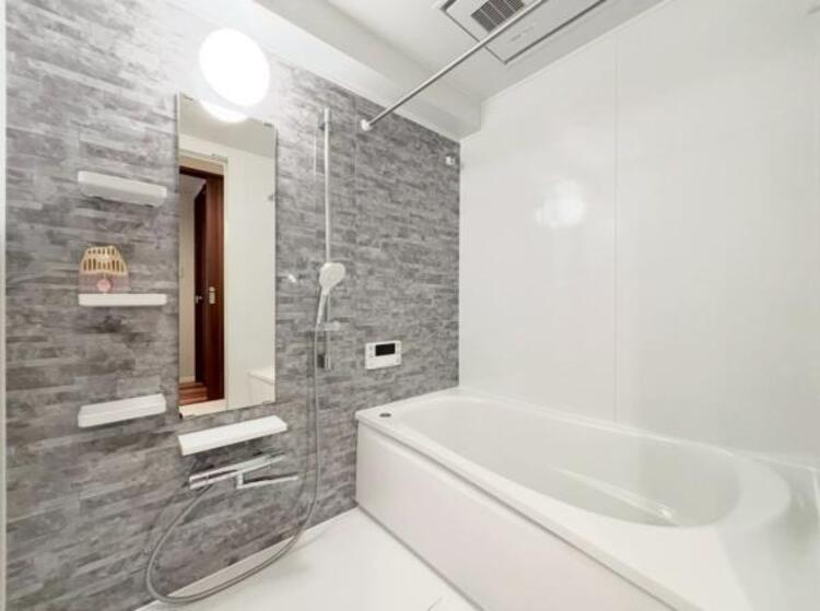 風呂 浴室乾燥機付きで雨の日の洗濯も可能です。凹凸が少ない汚れの付き辛くお掃除が楽な仕様となっております。