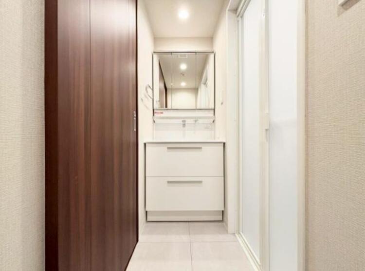 洗面 三面鏡の裏は機能的な収納を配置。コンセントも付いているため電動シェーバーや電動歯ブラシも収納できます。