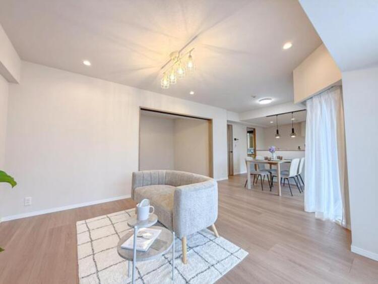 居間 オープンでゆとりある住空間を生み出す、広がりとゆとりです！！たっぷりの光が差し込む気持ちのいいLDK！！リビングは陽射しとともに少しずつ色合いを変える外の景観を眺めながら寛ぎの時間をお楽しみ頂けます。 