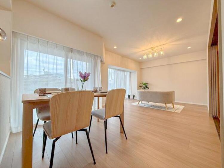 居間 お天気が晴れの日は照明をつけなくても充分明るいリビングです！どこか落ち着きのある広々とした内装です！皆で過ごす空間が、目に浮かんでくる様な優しいリビングダイニングです！くつろいだり楽しい時間を是非！ 