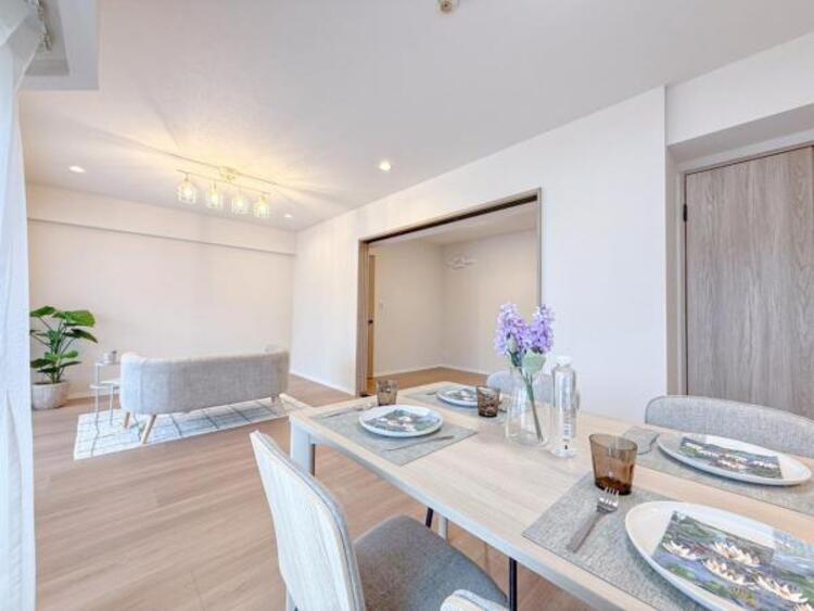 居間 リビングにあふれる採光と心地よい風のつどう調和された空間！！生活を彩る充実した日々が過ごせそうです。家族の滞在期間が長くなることを予測して、設計士が思いと工夫をこらした自慢のリビングダイニング！！！ 