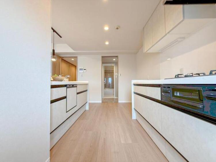 キッチン 【キッチン】リビングダイニングが見渡せるカウンターキッチン！　お料理をする人も開放感が心地いいです。 