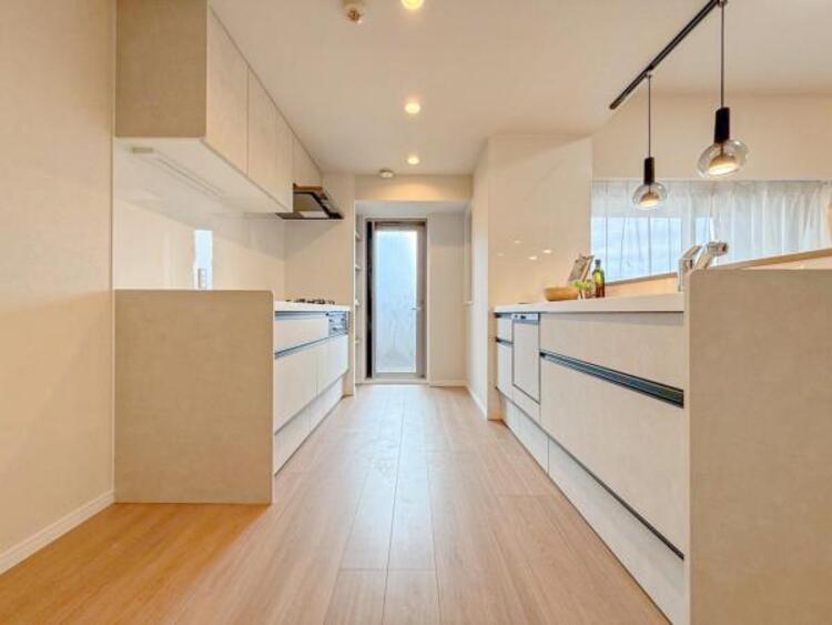 キッチン 【キッチン】広く取られたキッチンスペースはとても便利です。　自由にレイアウトがカスタマイズできます。 