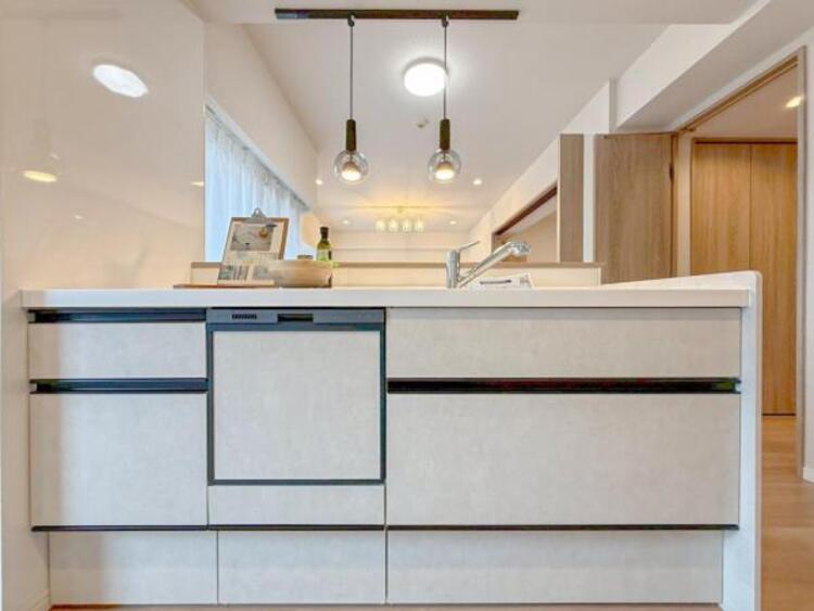 キッチン 【キッチン】広く取られたキッチンスペースはとても便利です。　自由にレイアウトがカスタマイズできます。 