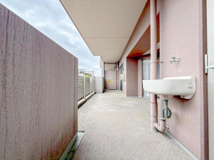 バルコニー 【バルコニー】太陽の光と爽やかな風でお洗濯物は気持ちいいです。 