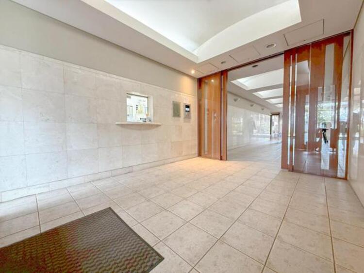 エントランス 【エントランス】重厚感の溢れるエントランスはマンションの顔！帰宅時、来客時に誇れる空間を演出します！ 