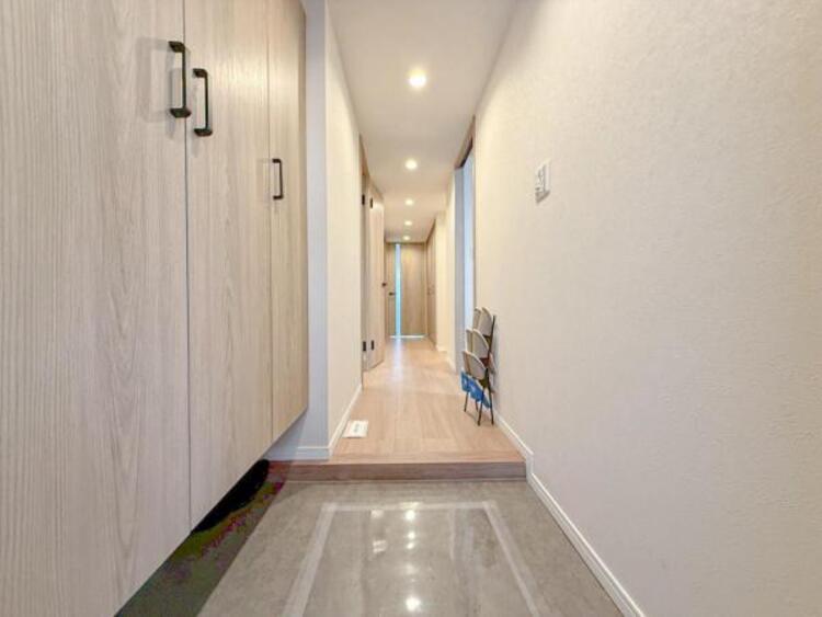 その他 【玄関】明るく広い玄関には収納力に優れたシューズボックス。　靴をスッキリと整頓することができます。 