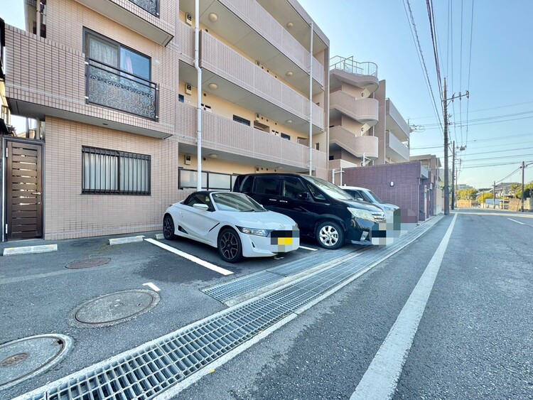 駐車場 本物件の駐車スペースです。車種制限のある場合もございますので、お気軽にお問い合わせくださいませ。