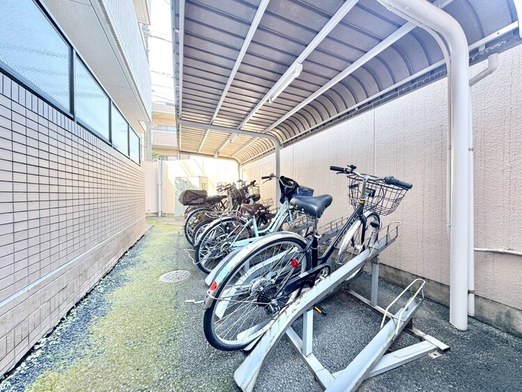 設備 きちんと整備された駐輪場。住む方の心遣いが感じられます。