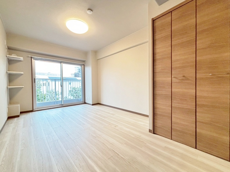 寝室 ベッドも十分に設置するスペースがあります。