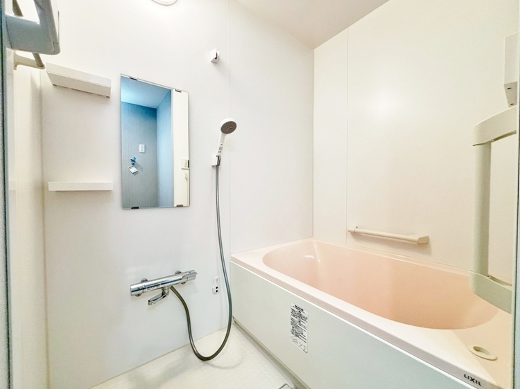 風呂 一日の疲れを癒すバスルームは、心地よいリラックスを叶える清潔感溢れる空間です。