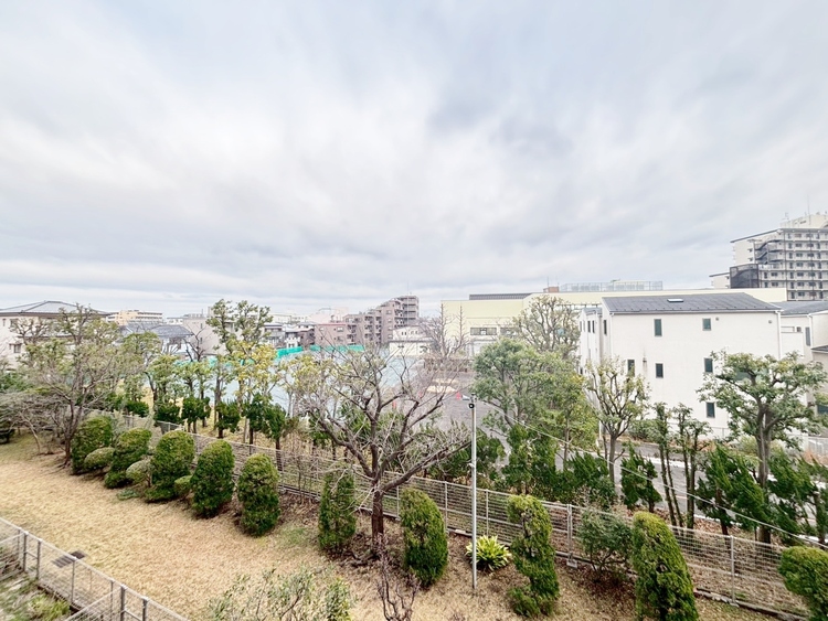 バルコニー 窓を開けると広がる青空。心をリフレッシュして日々を過ごしていきましょう。