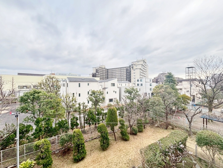 バルコニー 頬をなでる、優しい風を感じることが出来ます。