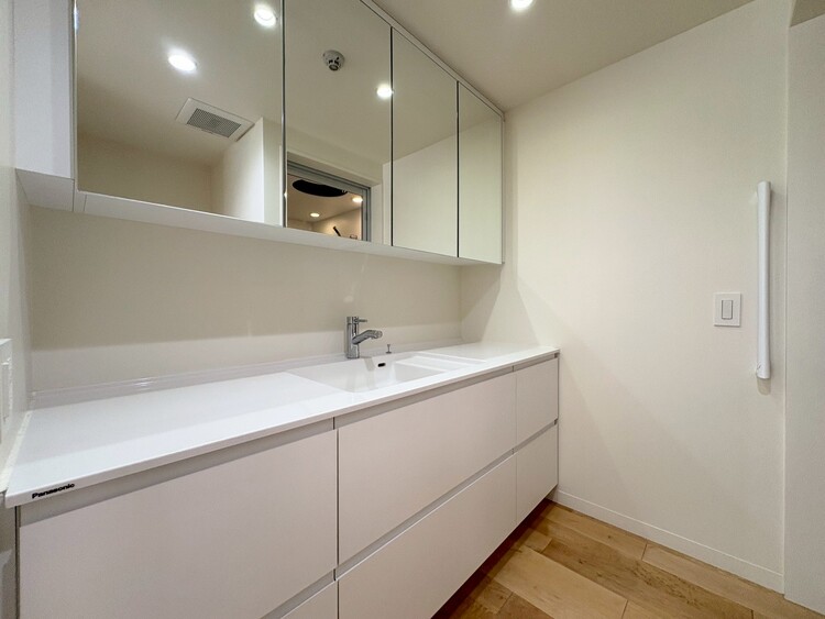 その他 清潔感を感じられる洗面化粧台。