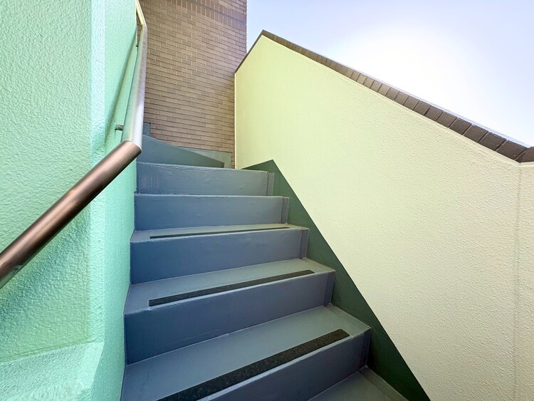 その他 共用部の階段です。明るく清潔に管理されています。