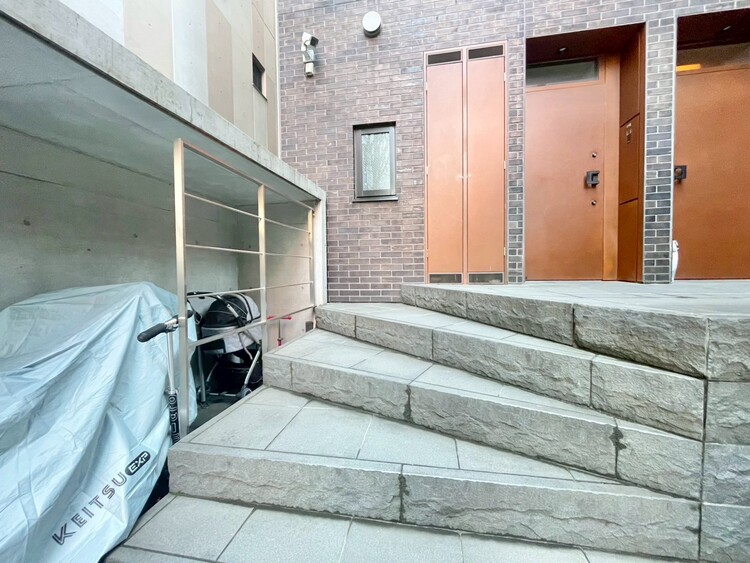 その他 共用部の階段です。明るく清潔に管理されています。