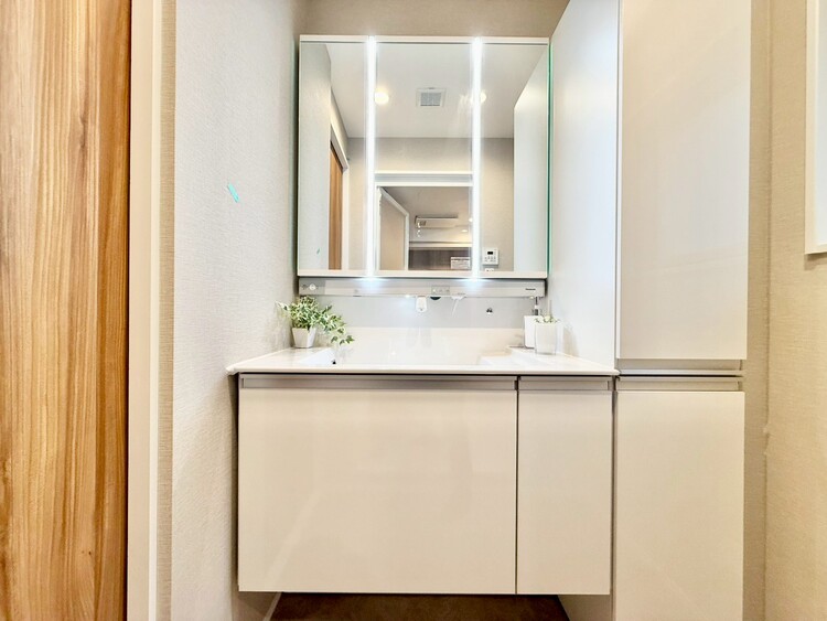 その他 清潔感を感じられる洗面化粧台。