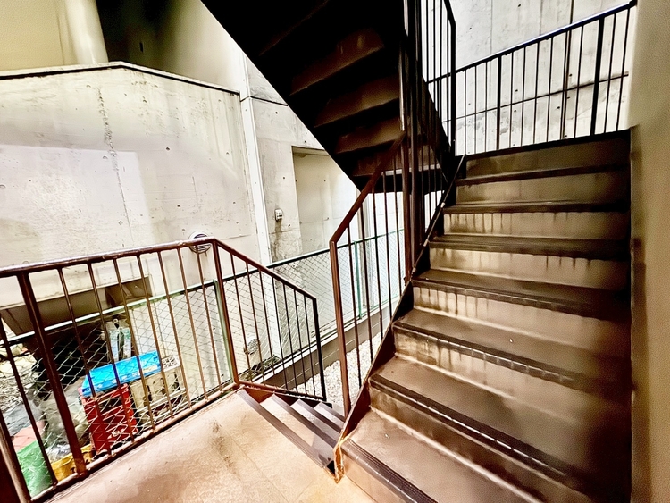 その他 共用部の階段です。明るく清潔に管理されています。