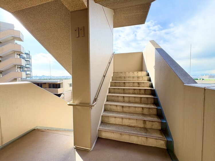 その他 共用部の階段です。明るく清潔に管理されています。