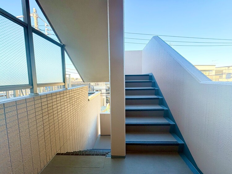 その他 共用部の階段です。明るく清潔に管理されています。