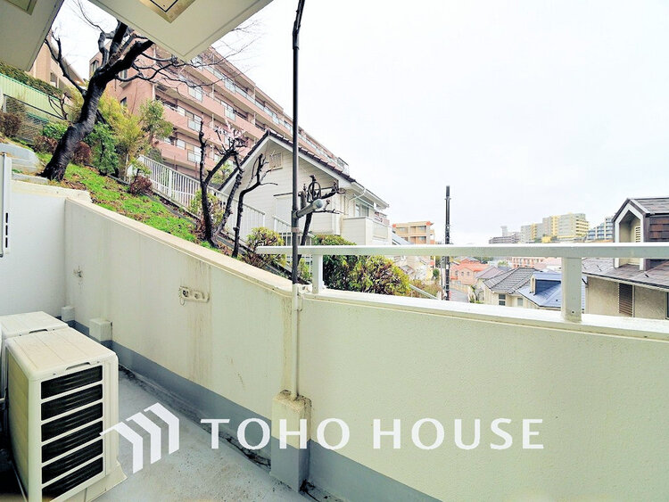 バルコニー 日当たりの良いバルコニーで晴れの日の洗濯物も楽しみになりますね