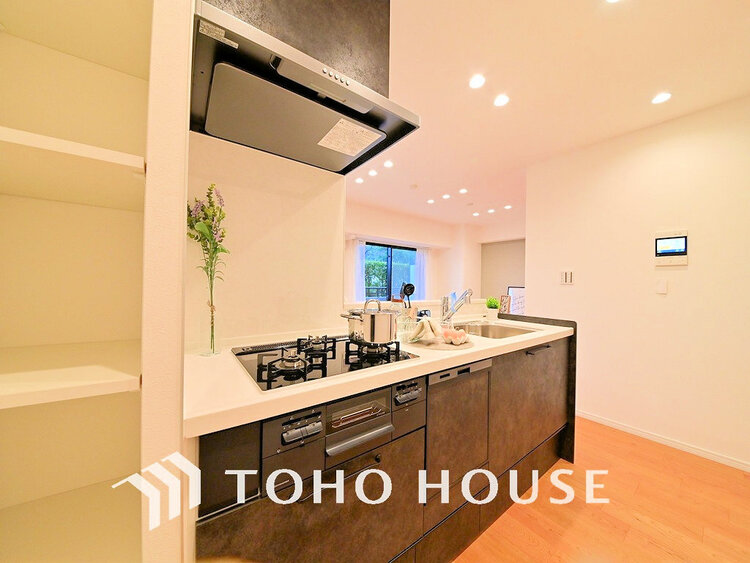 キッチン 落ち着きのあるカラーで統一された清潔感と気品が溢れるキッチン