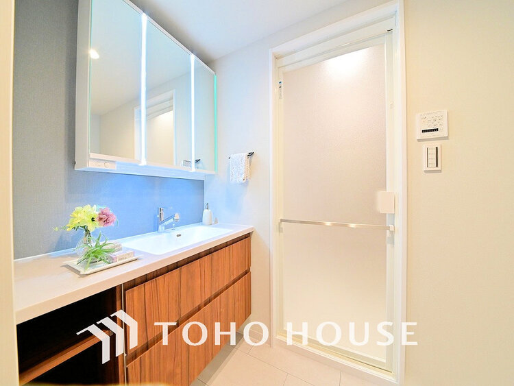 洗面 白を基調とした清潔感のある洗面室で朝の身支度を