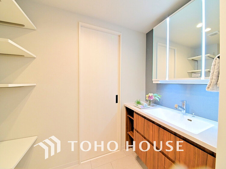 洗面 落ち着きのある色合いでまとめられた洗面室