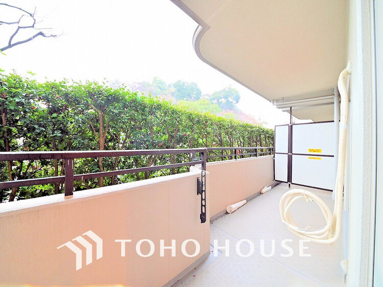 バルコニー 日当たりの良いバルコニーで晴れの日の洗濯物も楽しみになりますね