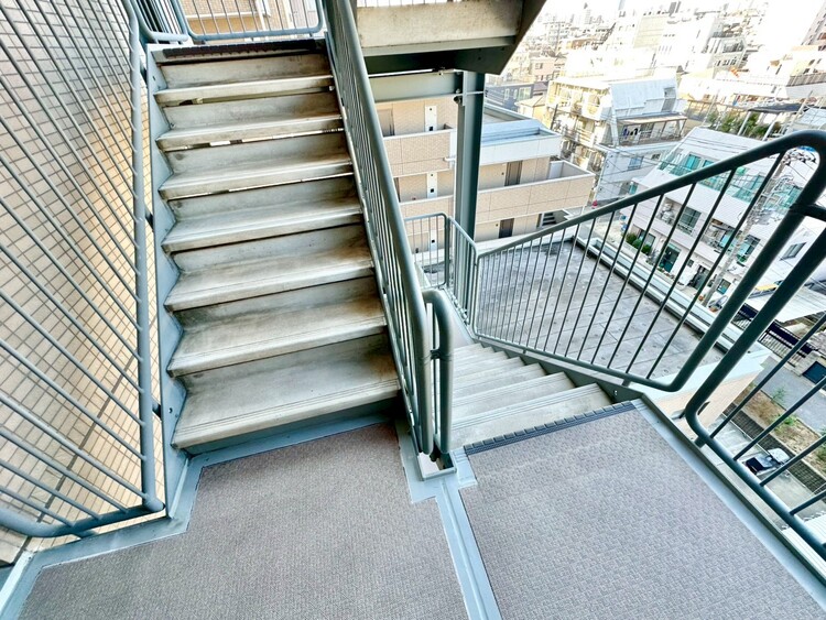 設備 共用部の階段です。明るく清潔に管理されています。