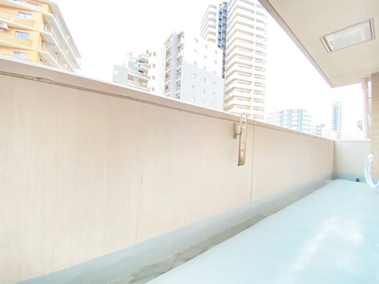 バルコニー 朝の澄んだ空気や、夕方に吹く清々しい風を感じられるバルコニー。