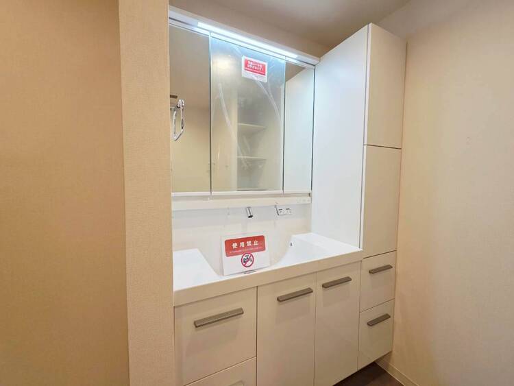 その他 清潔感を感じられる洗面化粧台。