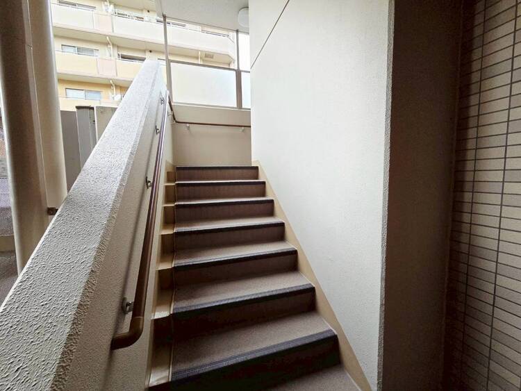 その他 共用部の階段です。明るく清潔に管理されています。