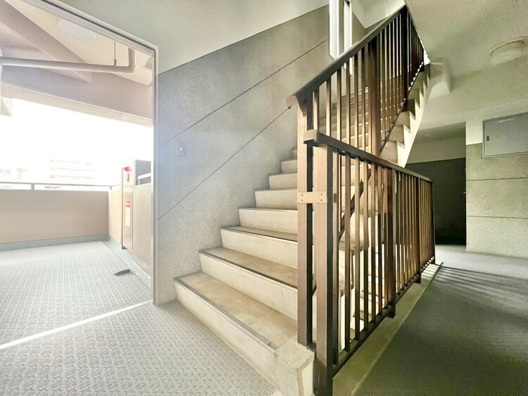 その他 共用部の階段です。明るく清潔に管理されています。
