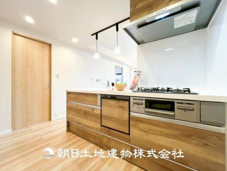 キッチン 【キッチン】シンプルで使いやすいデザインにこだわったキッチン。プライベートスペースを彩るインテリアとしての美しさと、快適な日常を支える機能性と強さがひとつになった自慢のキッチンです。