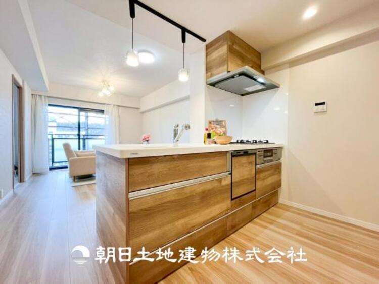 キッチン 【キッチン】仲良しなご夫婦、お子様、みんなでお料理ができる程の贅沢なスペースを実現したキッチンとなっております。みんなで作った料理を召し上がりながらの会話は盛り上がること間違いなしです。